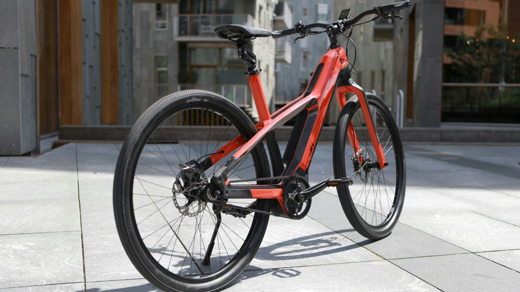 The CO2 footprint of the carbon composite X1 frame is 68% lower than the production of a conventional aluminium frame. – Photo Buddy Electric