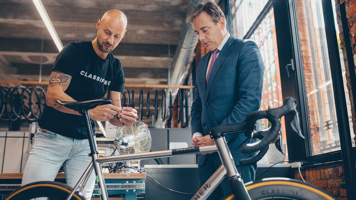 Investor Tom Boonen (l.) explains the Classified shift technology to Bart De Wever, Mayor of the City of Antwerp. – Photo Classified