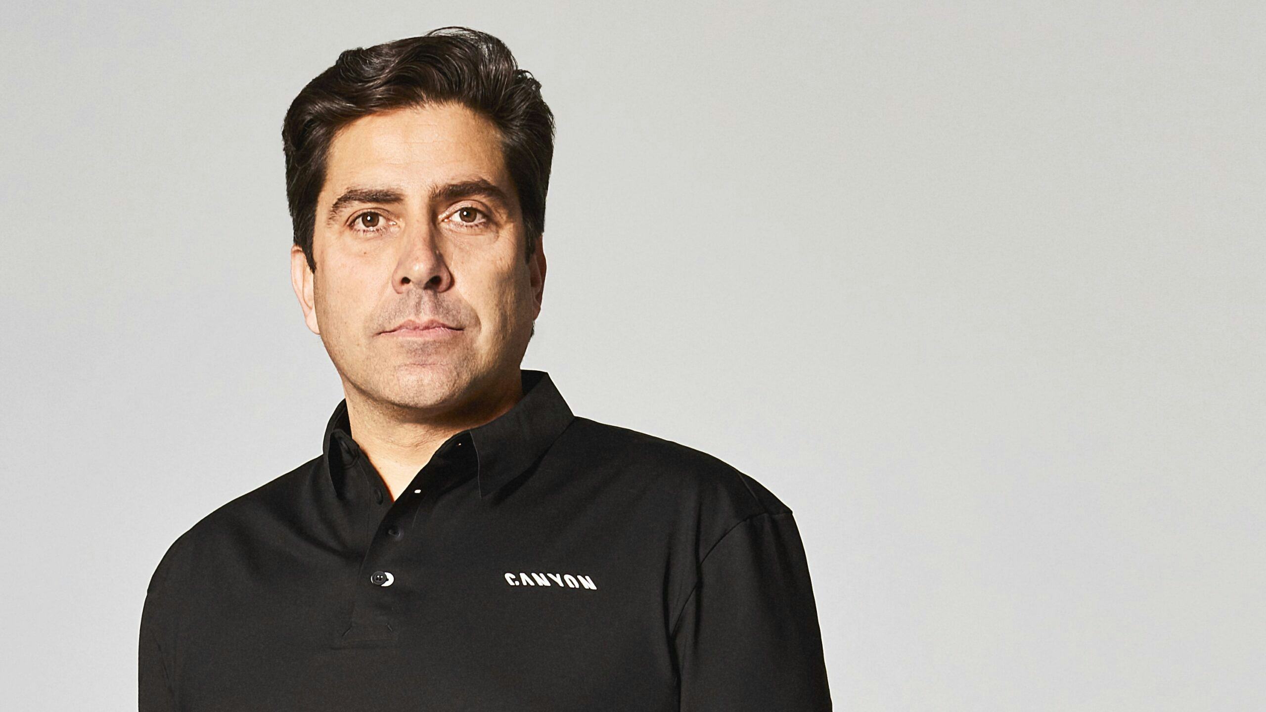 In March 20222 Nicolas de Ros Wallace took hold of Canyons handlebar as new CEO. Prior to that he was with Nike for over a decade, as Vice President and General Manager for the brand Jordan in EMEA. He also worked as Global Director for Zara Women Footwear & Accessories.