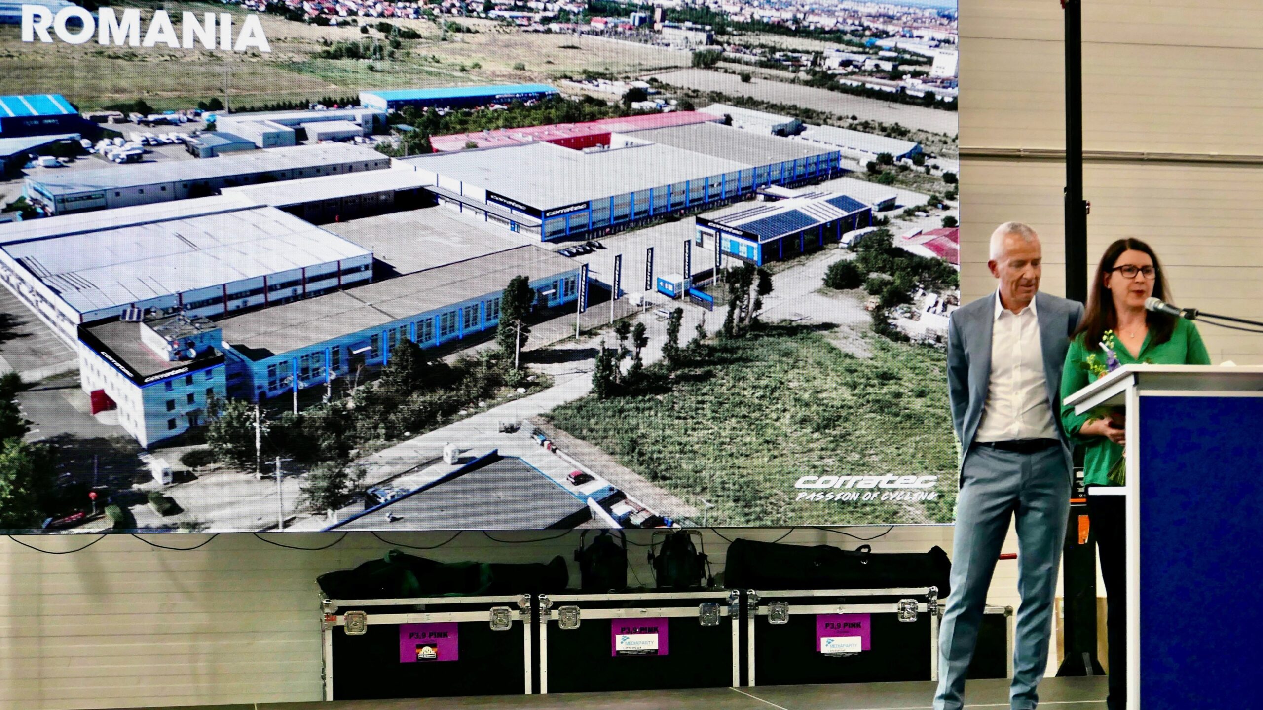 Corratec創辦人／執行長Konrad Irlacher（圖左）和Corratec-Romania總經理Loredana Pintea於開幕典禮上合影。照片來源／Jo Beckedorff