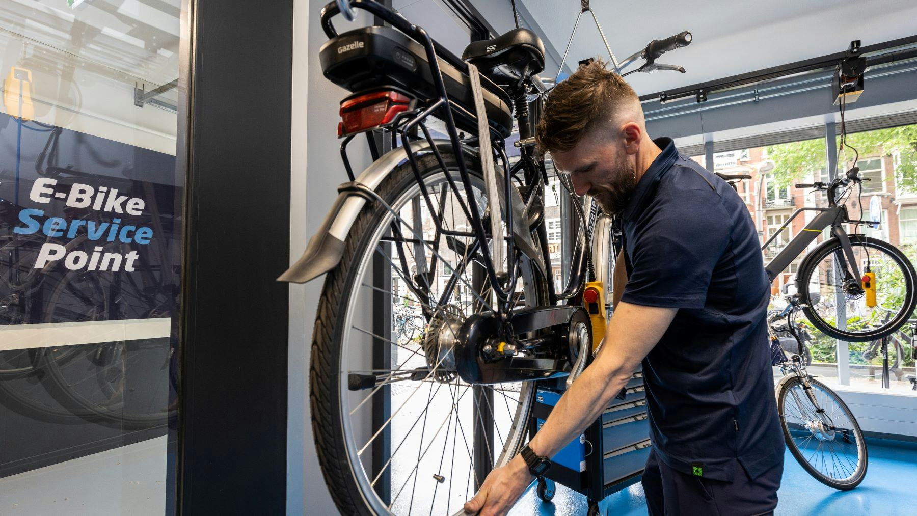 Just like with its car maintenance, KwikFit wants to take a transparent approach. A bicycle that comes in for a repair is checked on the basis of a checklist and the customer then hears what the cost will be. - Photos Diederik van der Laan