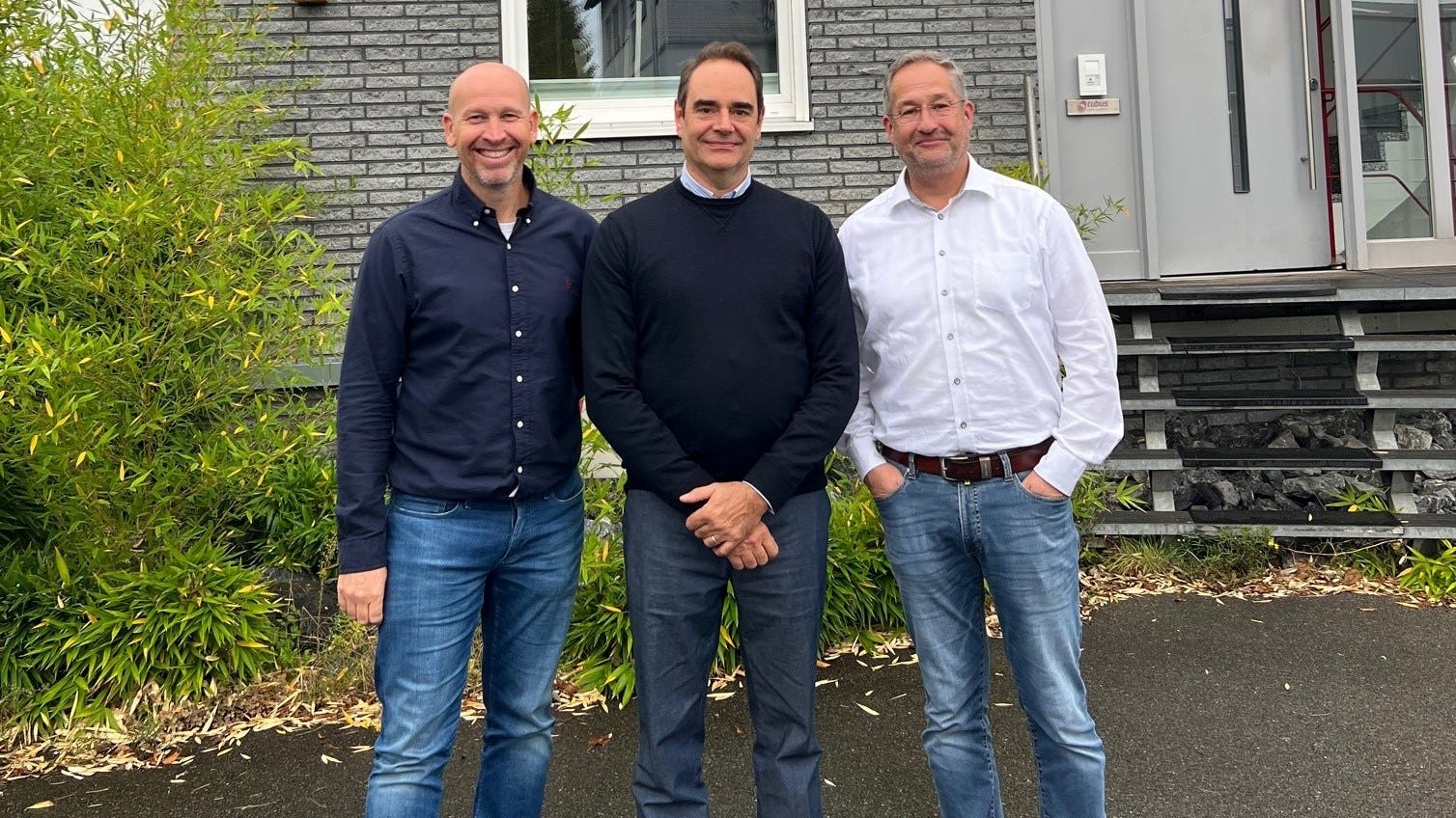 “This step enables us to increase our efficiency enormously,” says tubus COO Anthonie de Jong (r.) together with Edwin Verduin (l.)(Sales Eurofender) and Eurofender CEO Alberto Silvestri (m.). -  Photo tubus