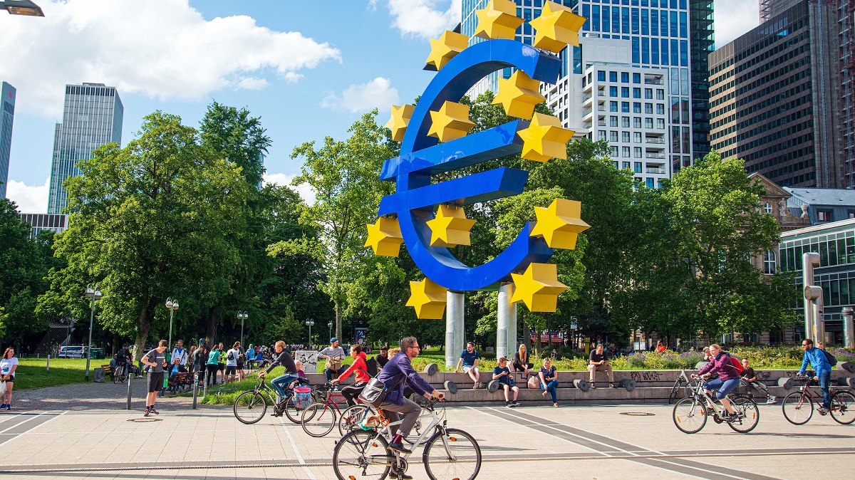 財務專家預期利率會持平很長一段時間，央行將密切關注經濟發展並在必要時做出反應。照片來源／Shutterstock