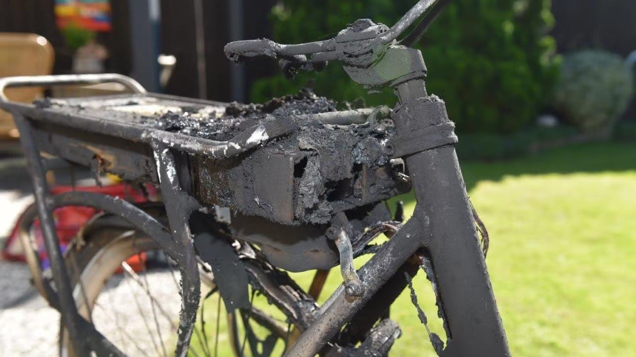 過去11個月當中，當局已收到至少208件微型交通工具起火或過熱意外的通報。照片來源／Bike Europe