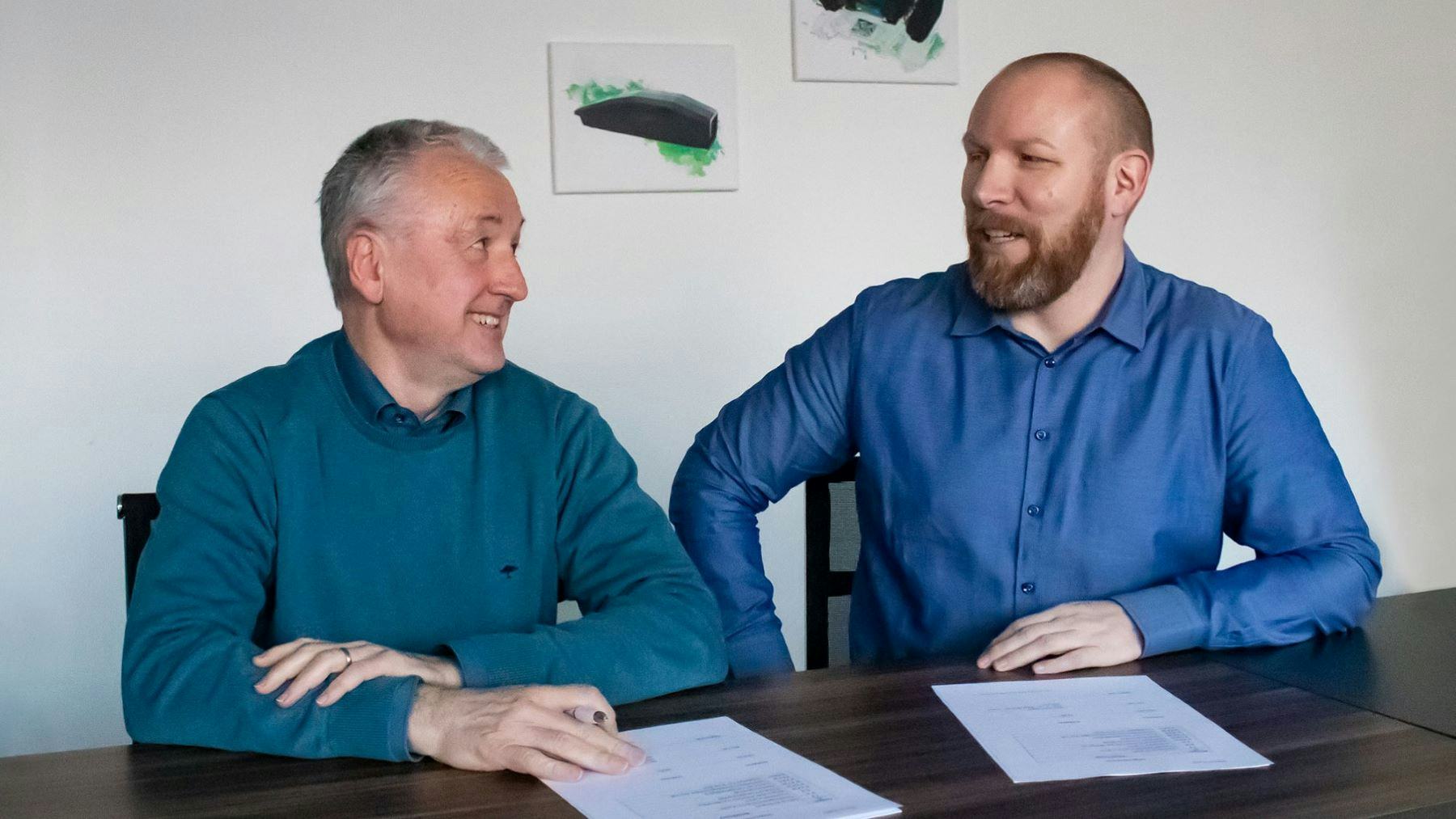 Jörg Volk (left), managing partner of jvi and Daniel Maiberger, managing director of Akku Vision GmbH agree on the take-over. - Photo Akku Vision