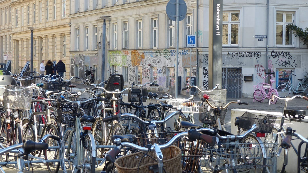 Also in Denmark, the bicycle is regarded as a cost-efficient alternative for a car as this parking in Copenhagen shows. – Photo Bike Europe 