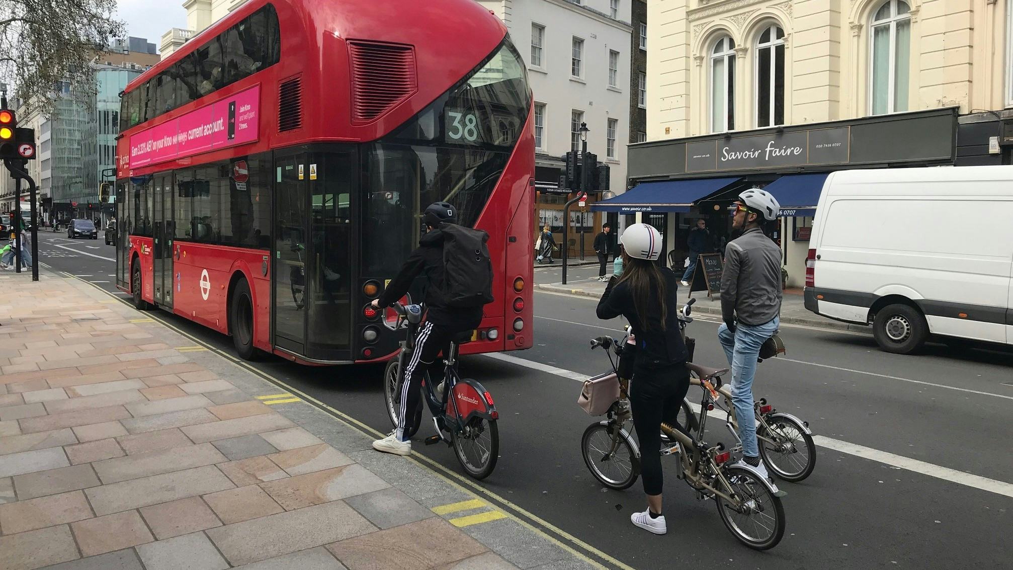 Cyclists sharing the road with busses is a common sight in London. – Photos Bike Europe