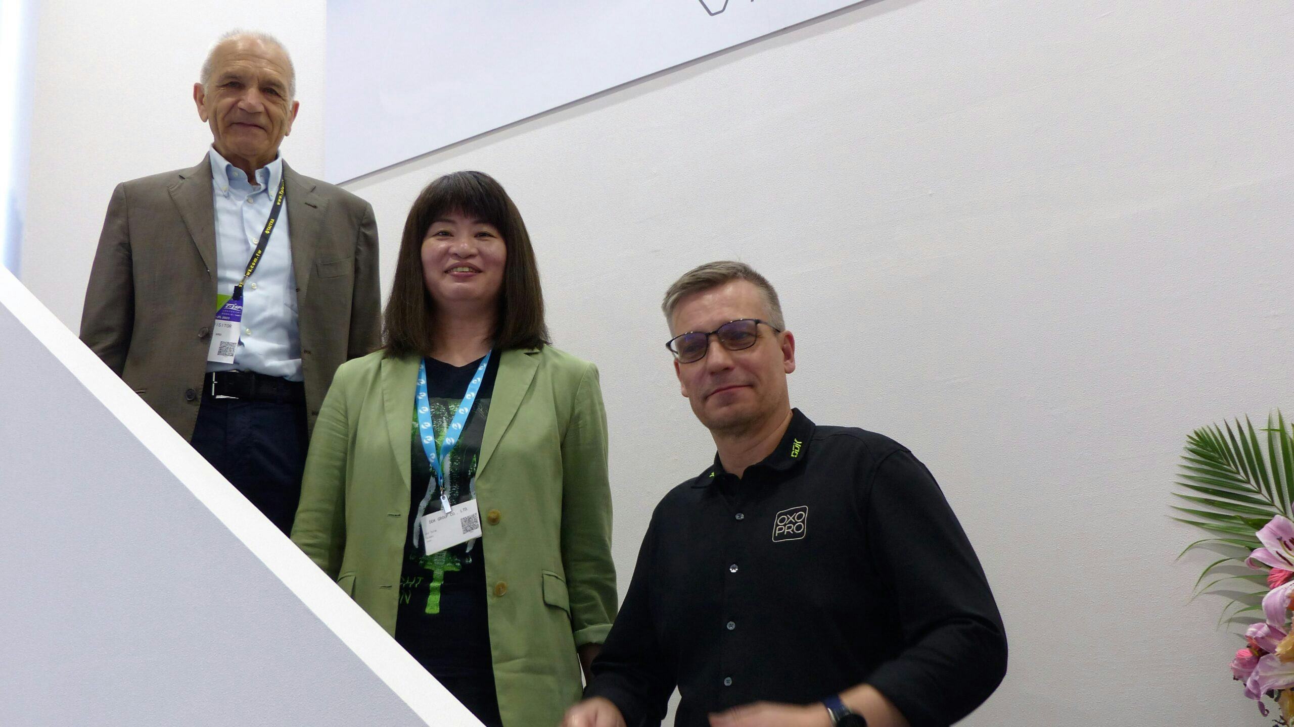 DDK Joy Sung(圖中)現與SMP Maurizio Schiavon(左)和Oxo-Pro Ronny Höglund(右)建立廣泛的合作關係。照片來源/Bike Europe