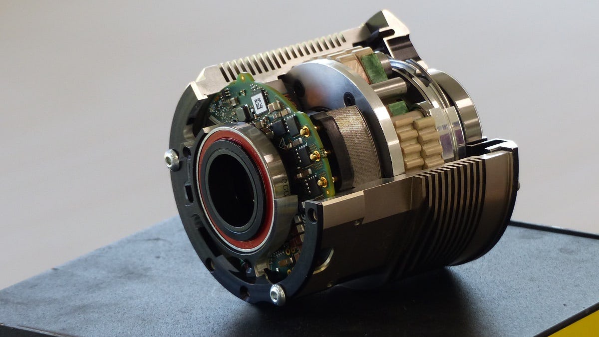 The system in total weighs 3.2 kg including the BB bearings and integrated power-meter.