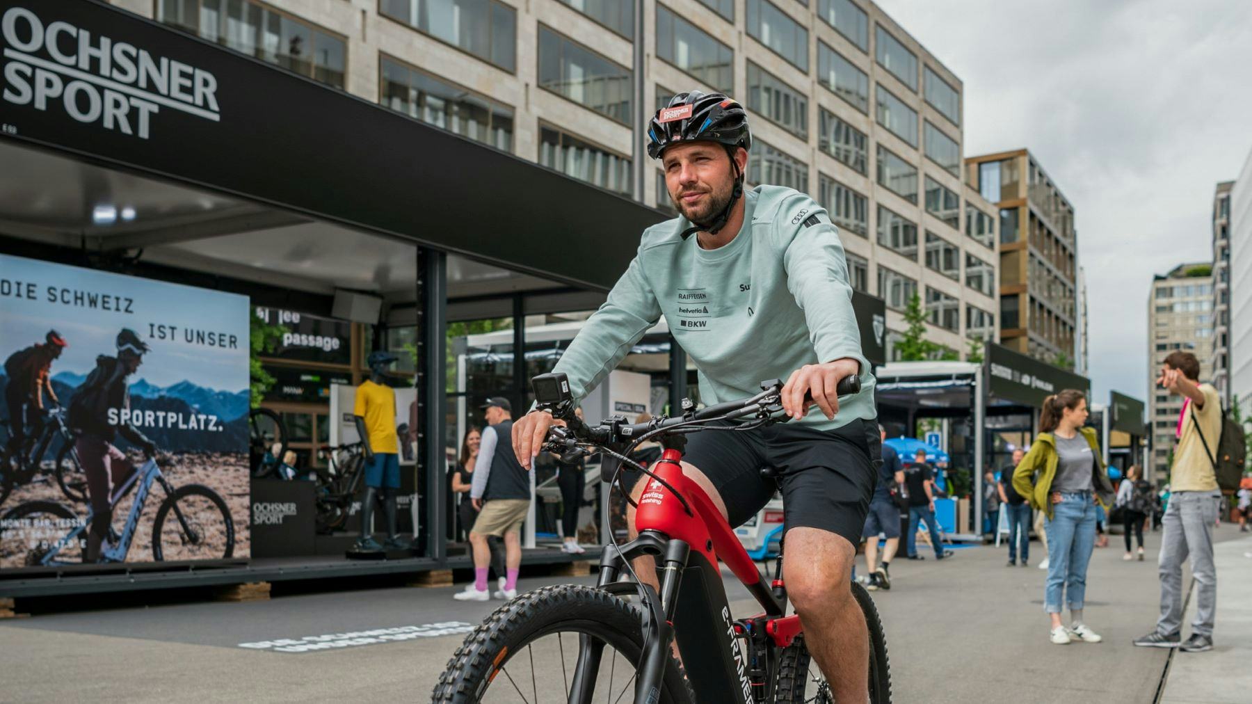 In 2022 Swiss chain store Ochsner Sport took over the small e-bike brand E-Framer and gained Olympic downhill champion Beat Feuz as an ambassador. – Photo Peter Hummel