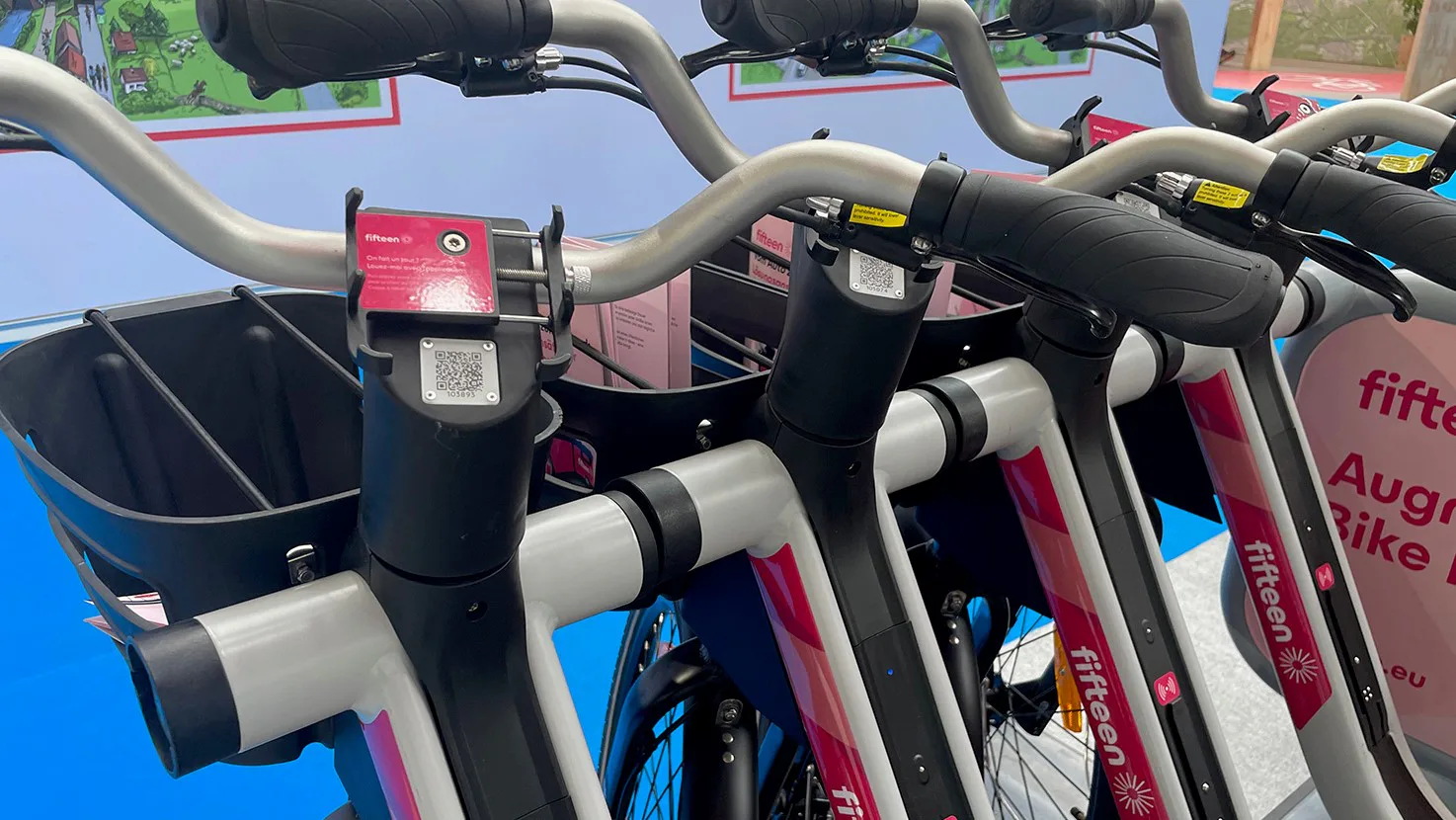 The shared bikes of French supplier Fifteen connect compactly with magnets on the handlebars.