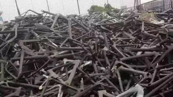 Photos of carbon frames on a landfill site. - Photo Bike Europe 