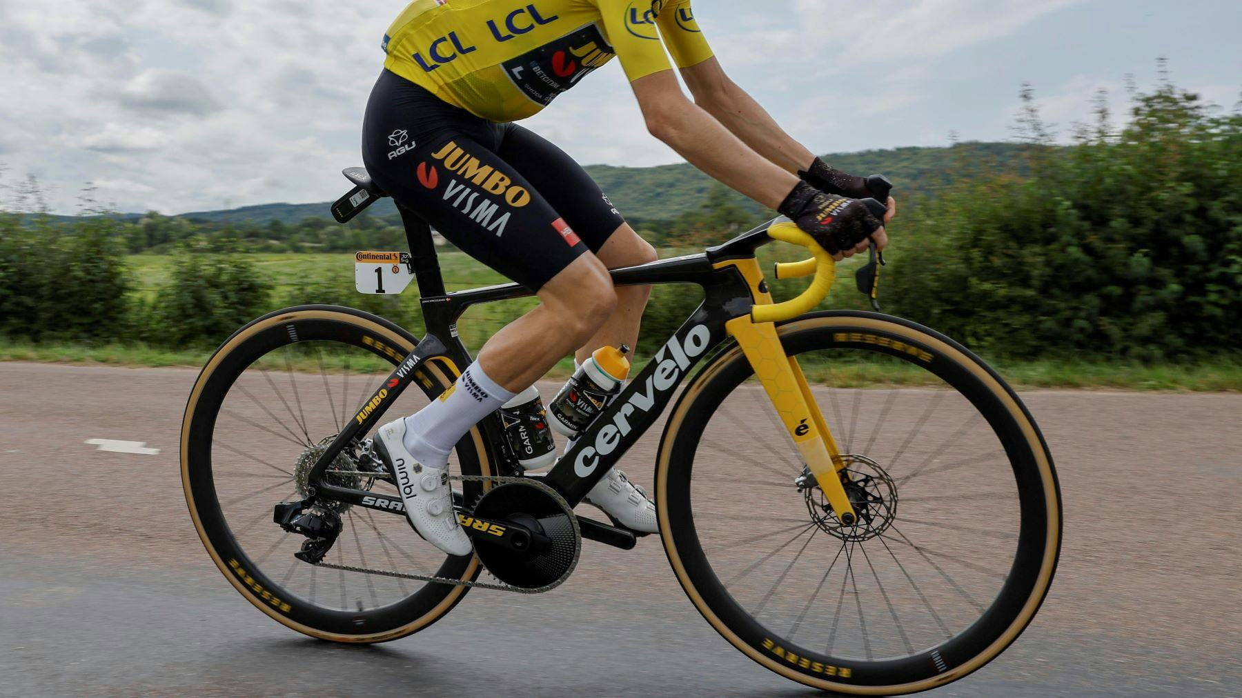 Tour de France winner Jonas Vingegaard wearing Nimbl shoes. – Photo Pon