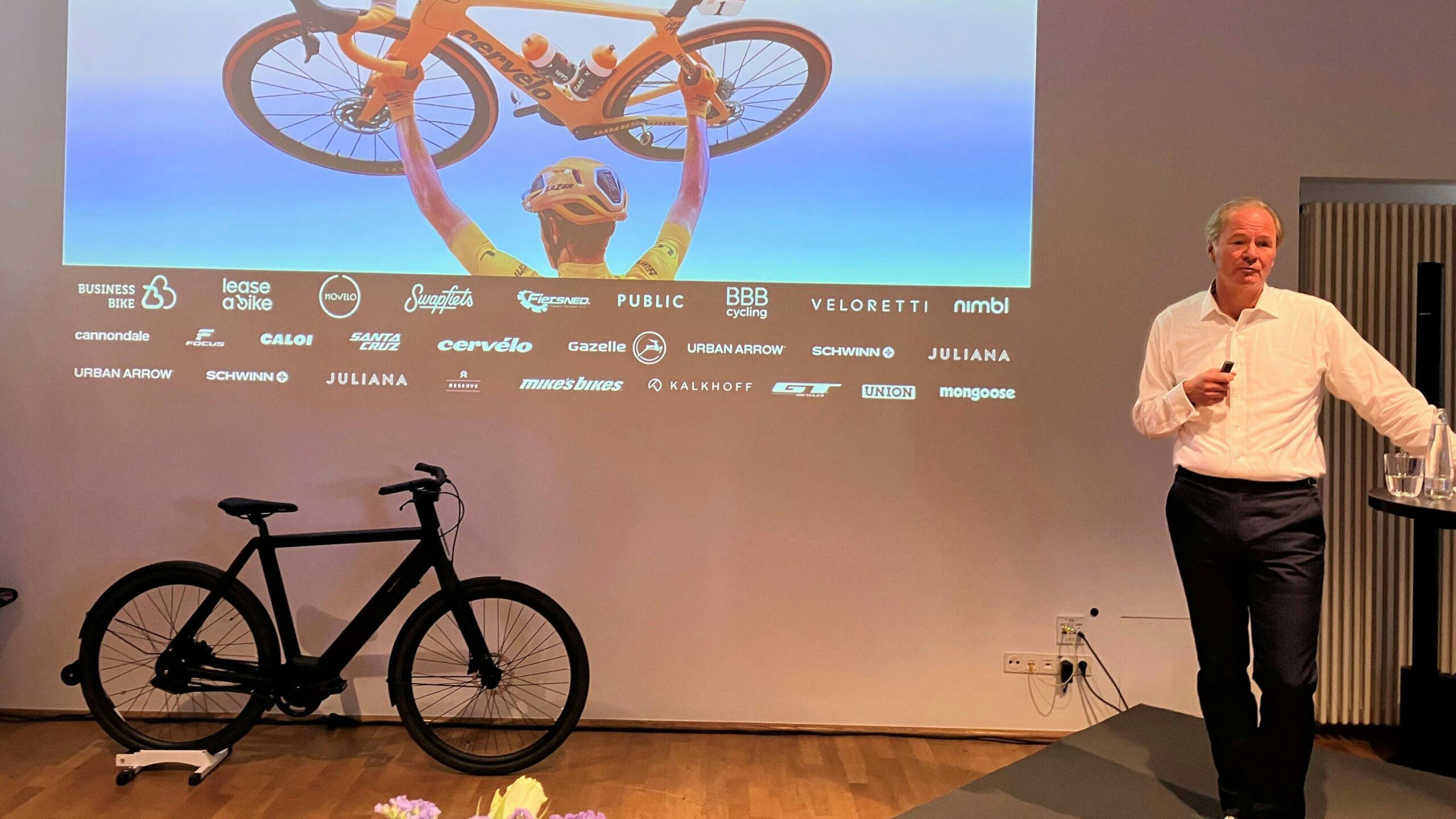 Janus Smalbraak展示目前Pon旗下所有自行車品牌組合。