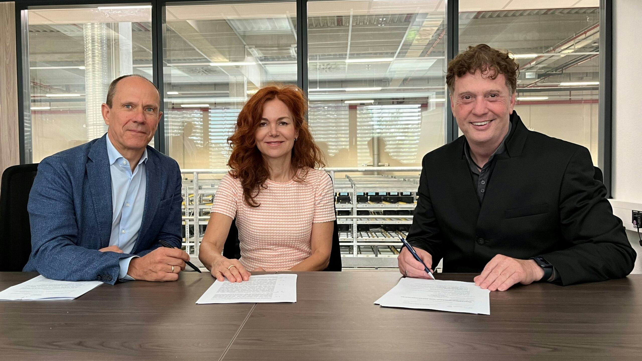 Nox Cycles老闆Carsten Sommer、總經理Gaby Sommer和BMZ集團執行長／創辦人Sven Bauer簽訂收購協議。照片來源／BMZ Group