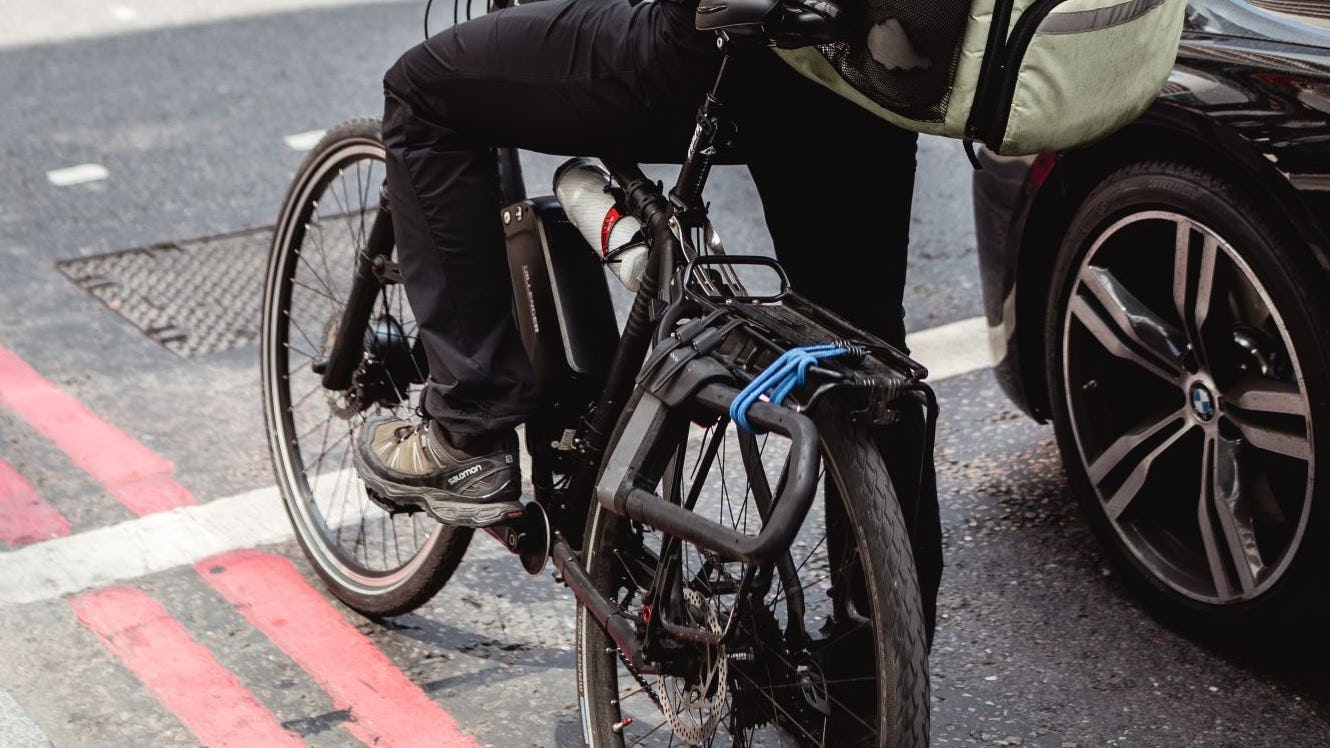 In the food delivery sector there is a widespread use of bicycles converted to e-bikes via e-bike conversion kits, the London Fire Brigade has determined. – Photo Shutterstock 