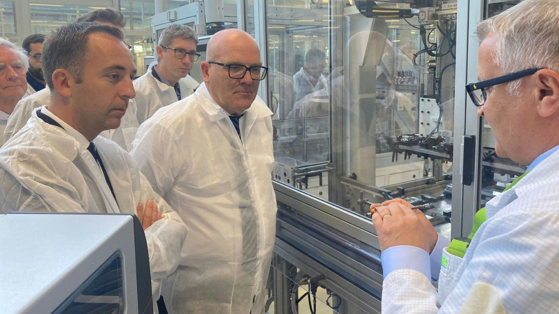 The French Secretary General for Investment Bruno Bonnel (second from the right) visited the Valeo e-drive factory. – Photo Préfecture de la Vienne