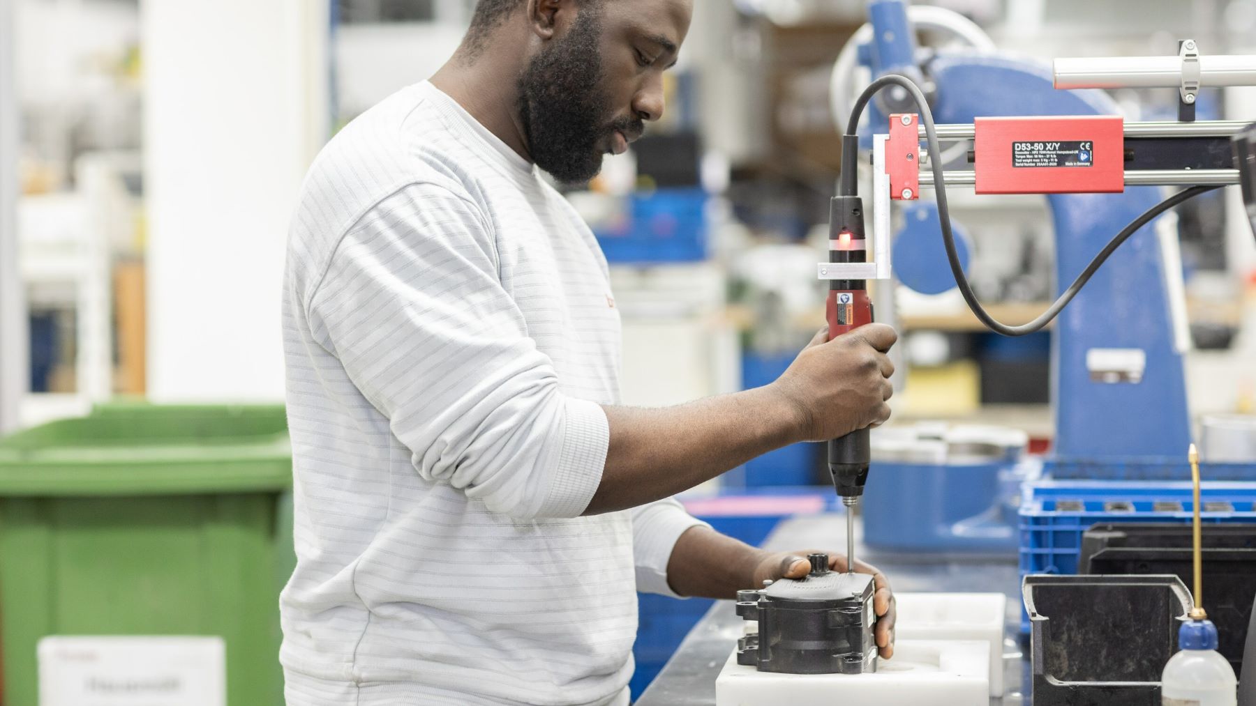 Suitable components from irreparable drives undergo intense inspection and cleaning before assembly. – Photo Brose