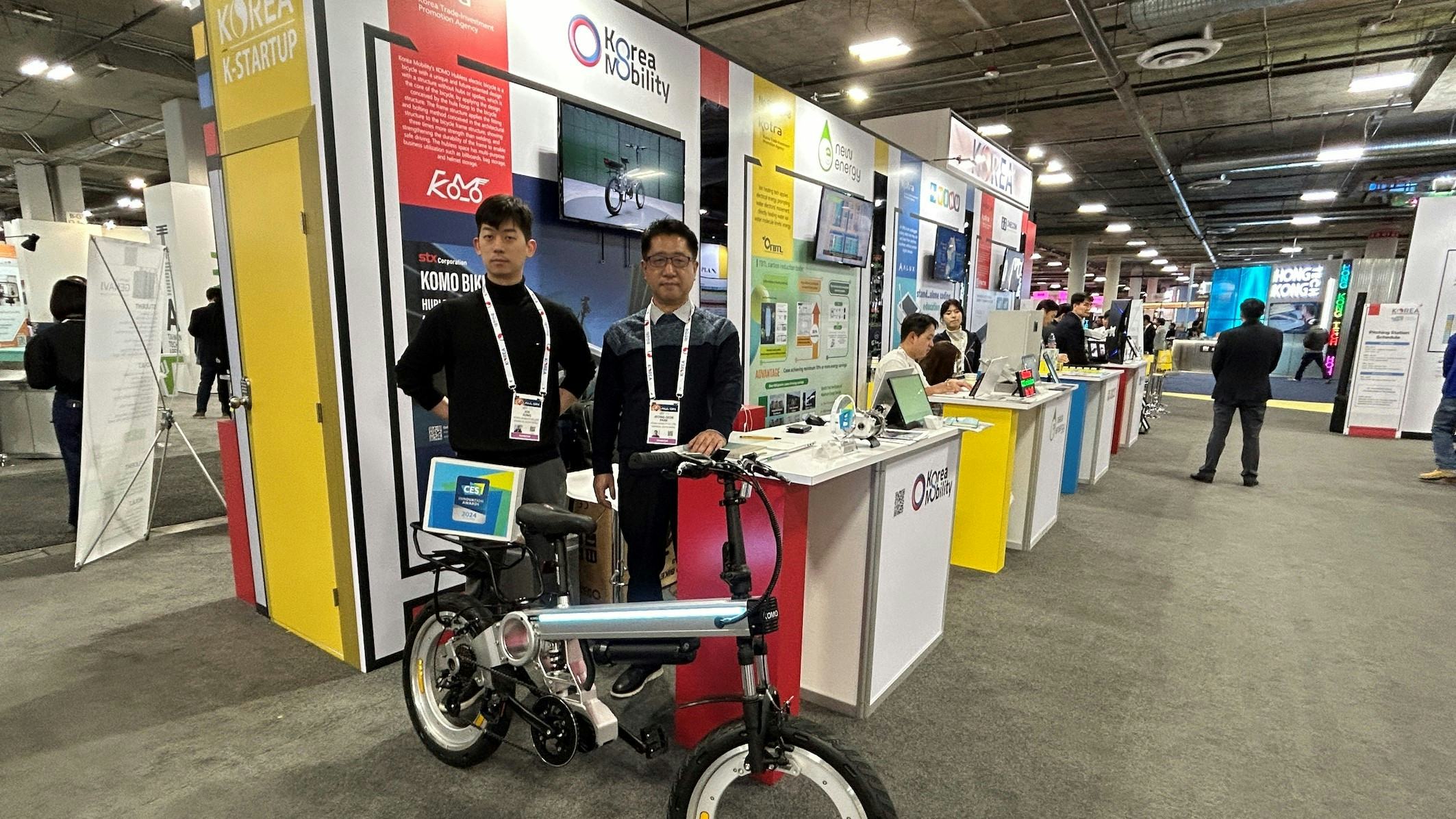 Korea Mobility presented a really interesting concept with a hub-less and spoke-less e-bike (Komo). The brand will also launch a model with no welding on the frame, the X1. – Photo Michel de Chavanon