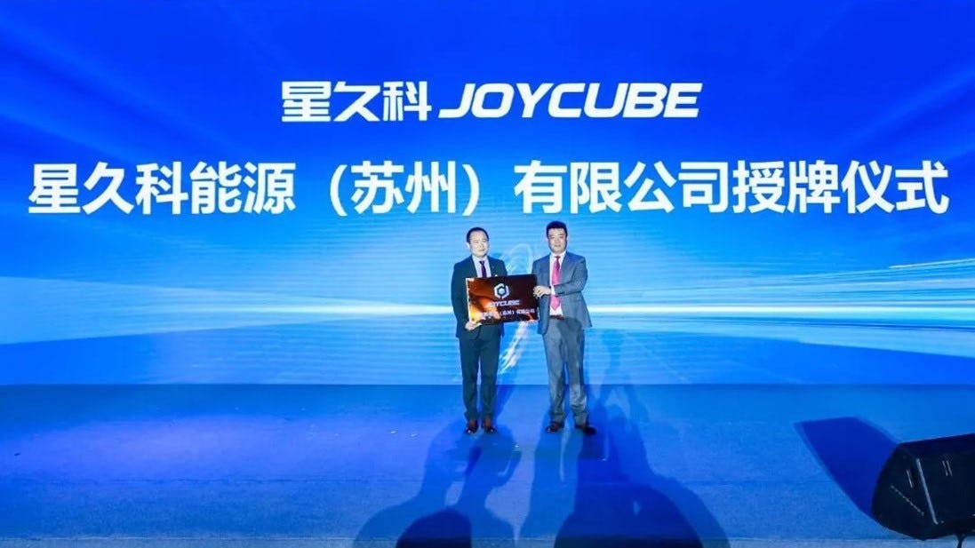 VP of Phylion Battery and Joycube Battery CEO Andrew Lee (l.) and Phylion Battery Group President Tony Feng at the Phylion anniversary celebration announcing the foundation of Joycube Battery. – Photo Phylion