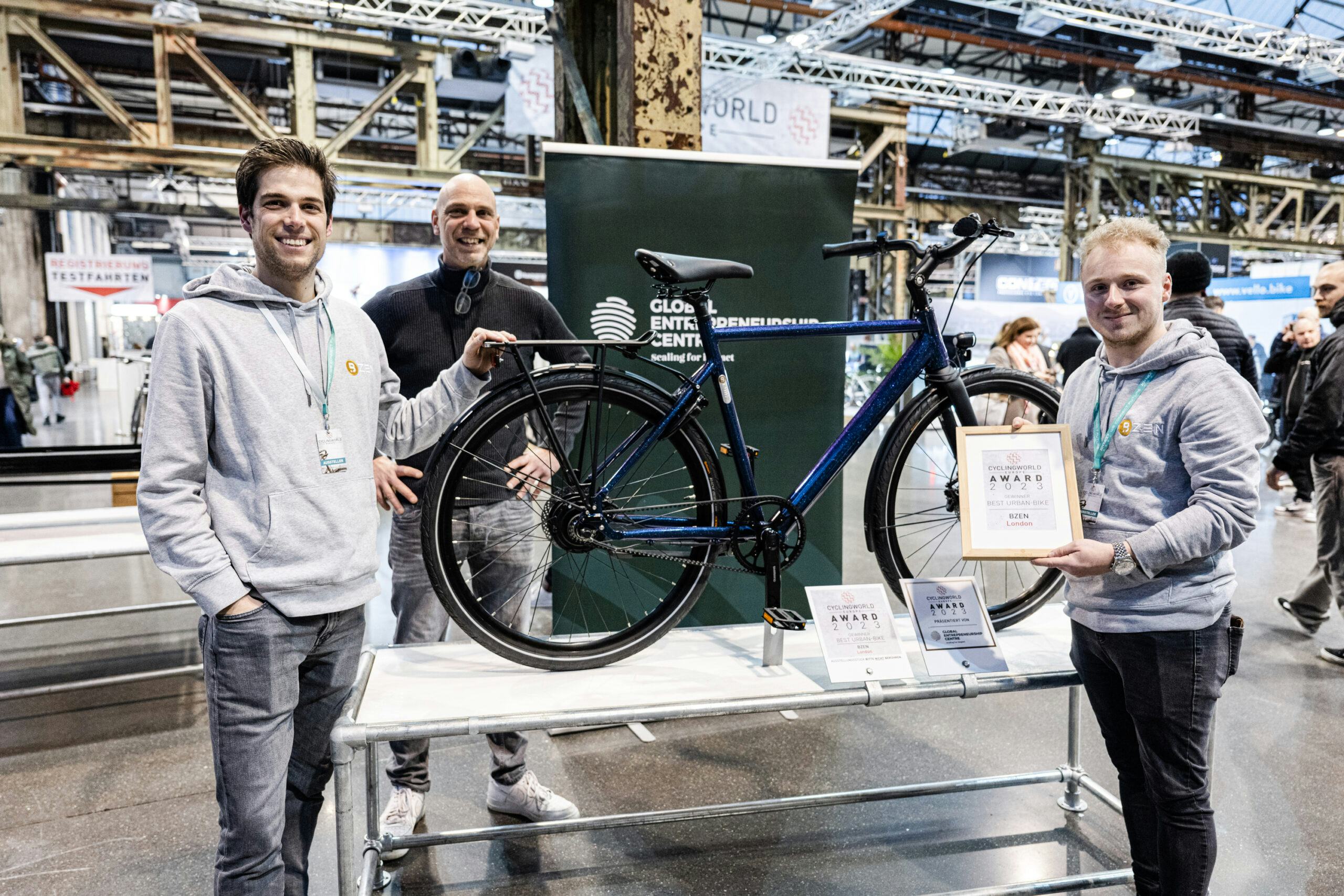 CEO Stefan Maly (back) at the Award 2023