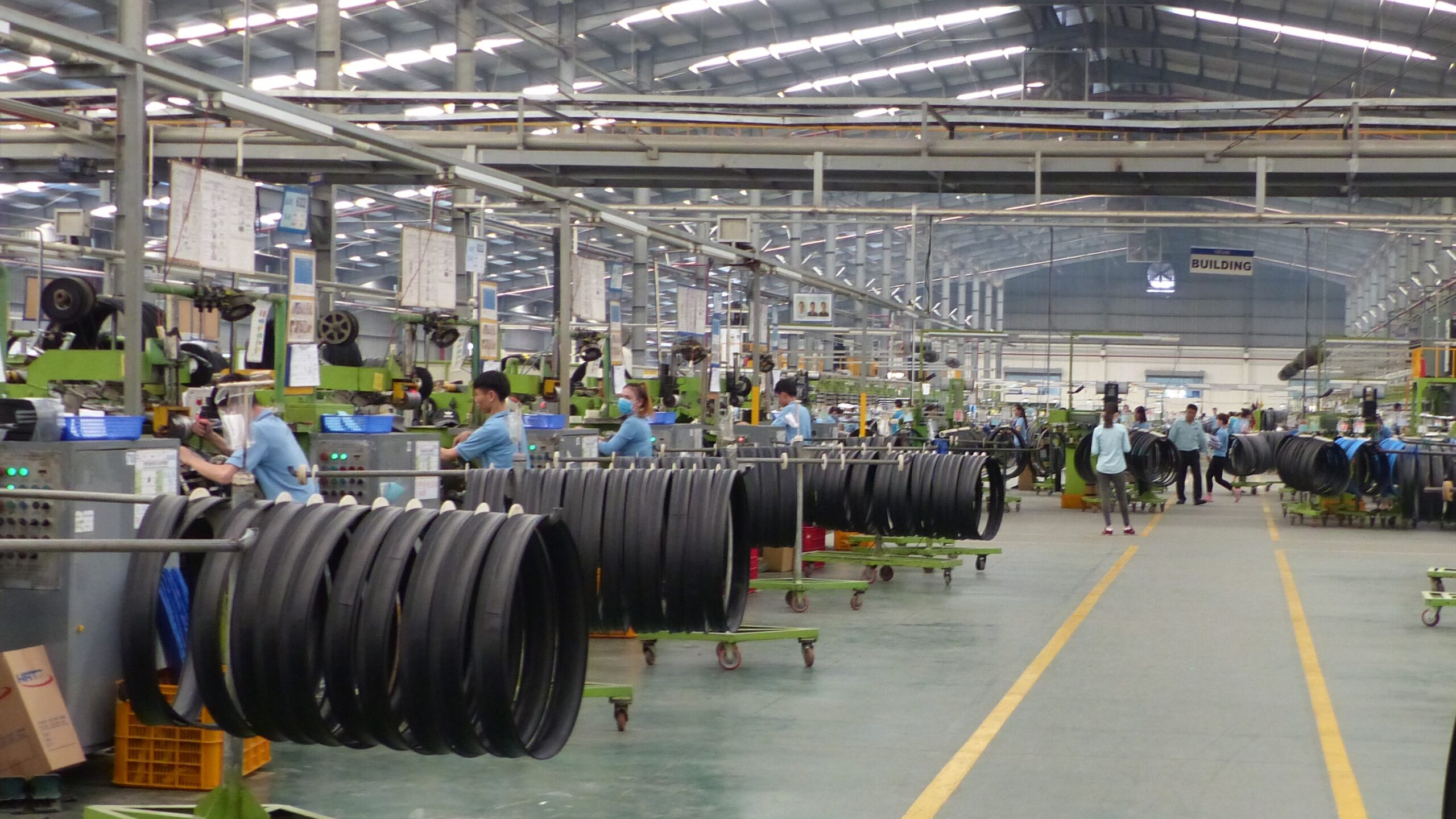 Schwalbe執行長Frank Bohle於公司聲明中說明：「目前要在兩座並行生產的工廠提前計畫滿足需求已不再可行。」