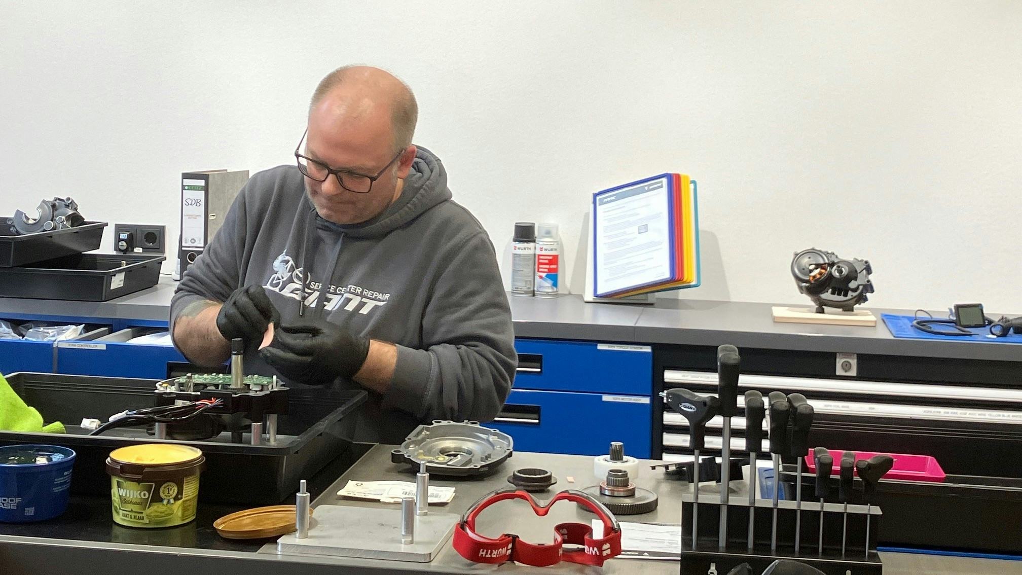 As an extra service for dealers, Giant Germany has opened up a motor repair centre to repair defective motors which are out of their warranty period. – Photos Bike Europe