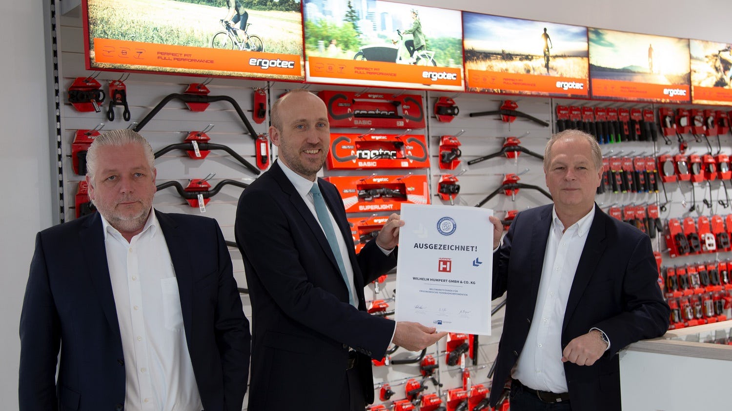 Managing Directors Ralf (l.) and Willi Humpert (r.) received the certificate in person from Jörg Nolte (m.). – Photo Humpert