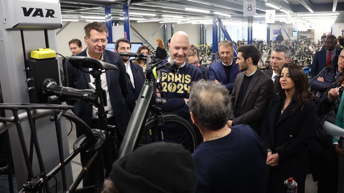 該投資基金由工業權理部長Roland Lescure（中）和交通部長Patrice Vergriete（左）宣布。照片來源／法國交通部