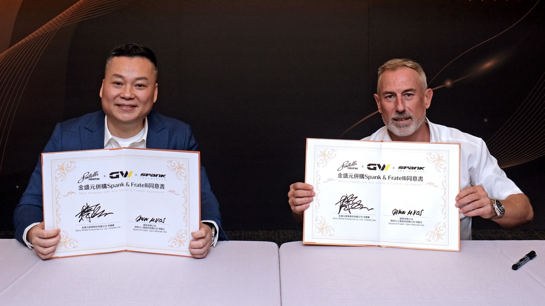 Charles Lee, Chairman of Glory Wheel Enterprise and Spank Industries president Gavin Vos during the M&A signing ceremony in Taichung. – Photo GW