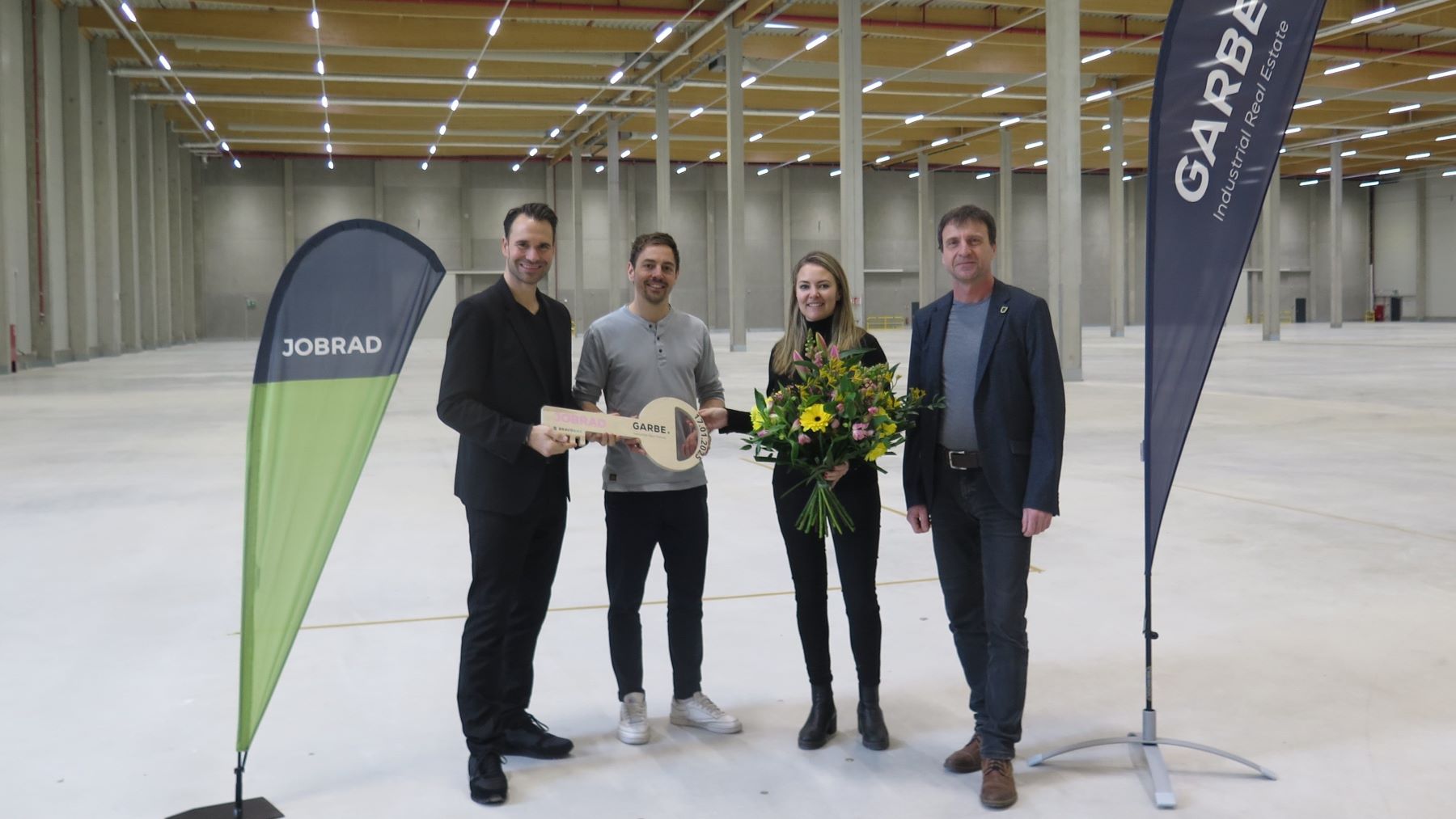 On site for the symbolic handover of the keys (from left to right): Adrian Zellner, member of the management board Garbe Industrial Real Estate, Heiko Burret, Investment management JobRad, Dr. Nela Murauer, managing director at Bravobike and Steffen Kunnig, Mayor of the municipality of Kabelsketal. – Photo Garbe Industrial Real Estate.JPG