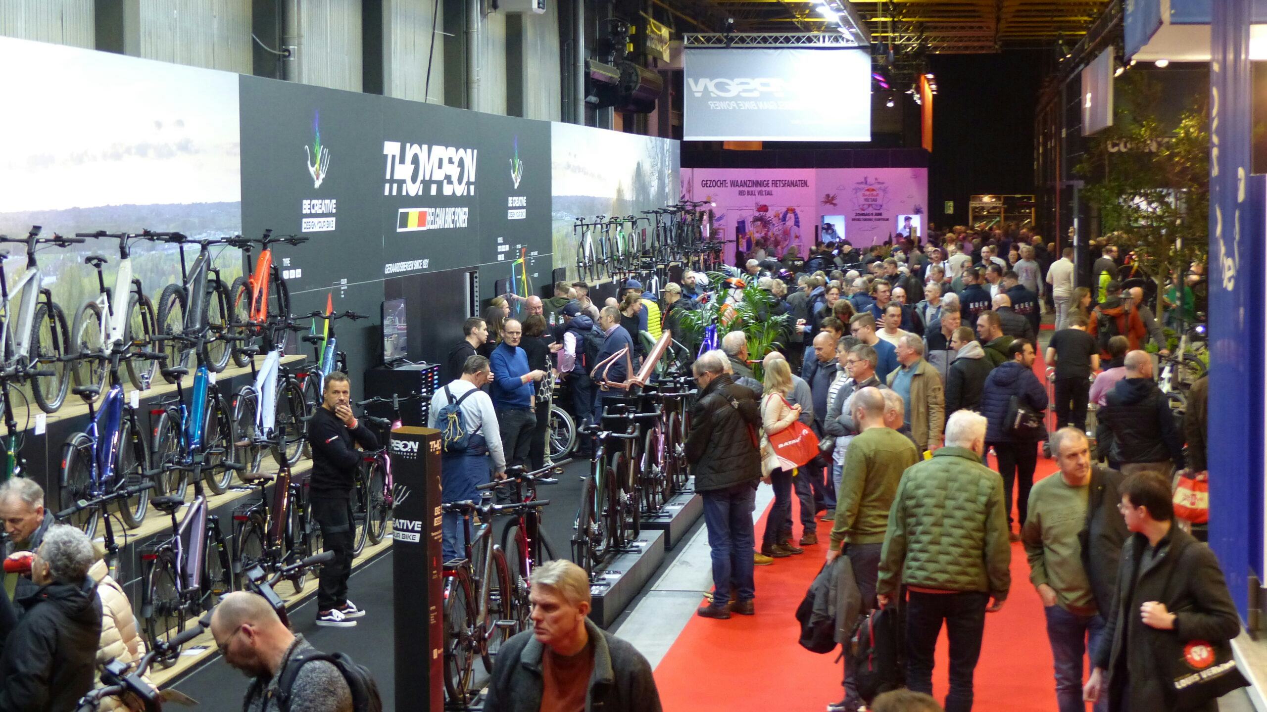 The large number of visitors quickly filled the corridors and booths. – Photos Tweewieler