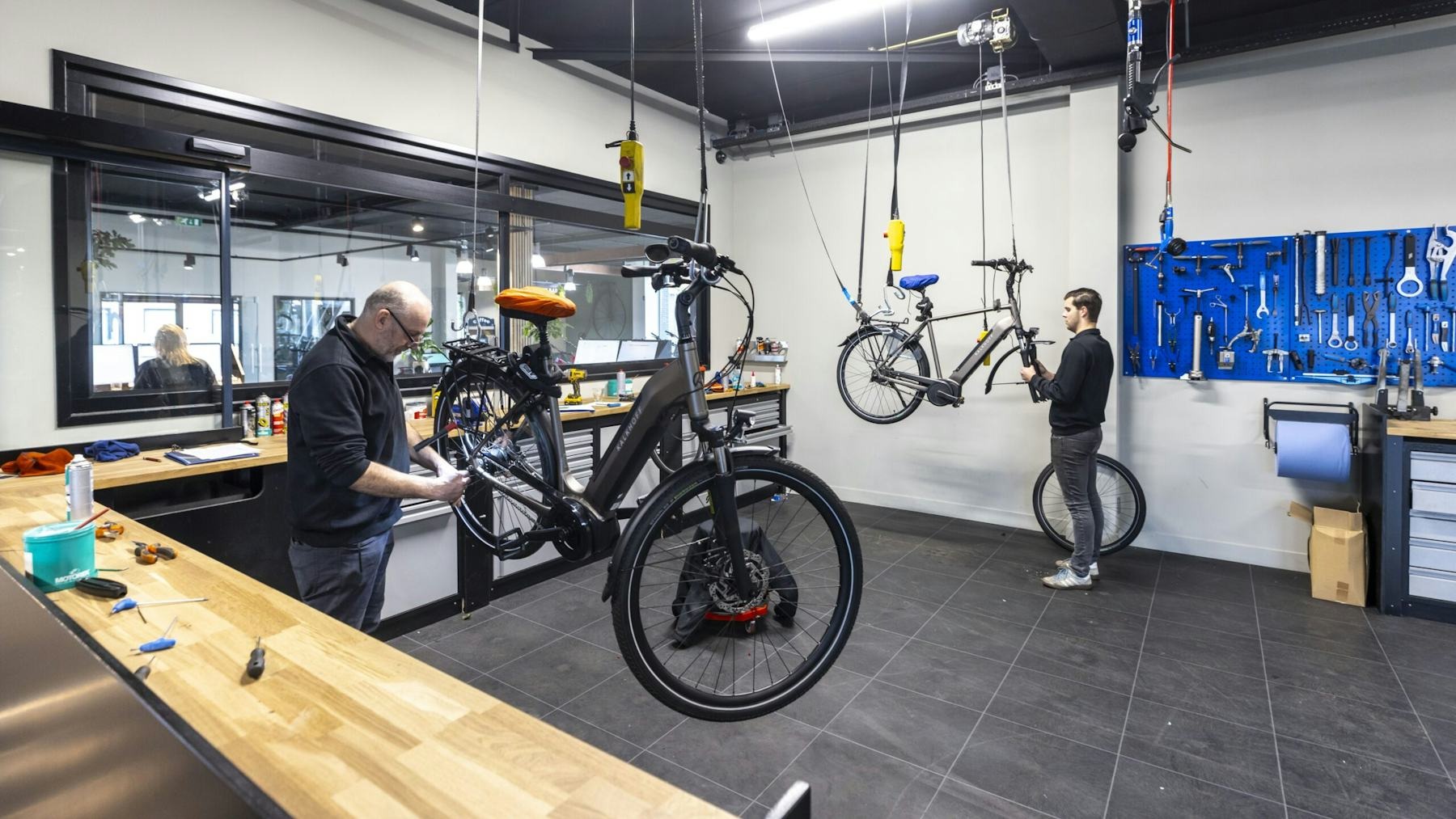 The bicycle repair shop is an important part of the company's profitability, with turnover continuing to rise. – Photo Koos Groenewold