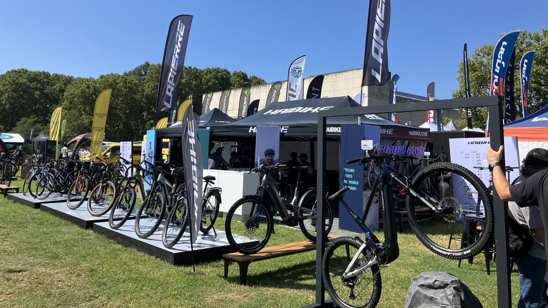 Accell Group is aiming to create synergies between countries, pooling logistical resources, communication actions and event initiatives. Participation at Sea Otter Europe, organized in Spain with a strong involvement of French teams, was an illustration of this collaborative dynamic. – Photo Bike Europe 