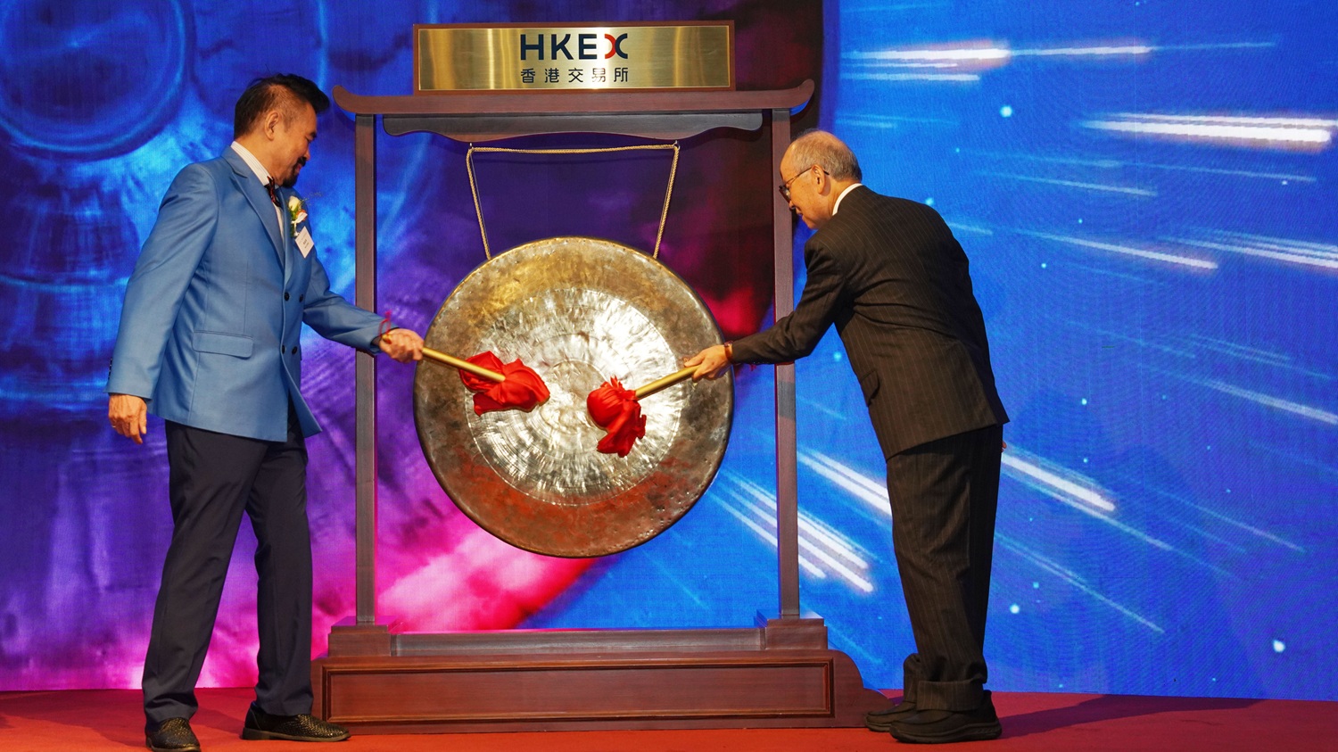 Dr. David Hon rang the opening bell of the Hong Kong stock exchange at the IPO of Dahon Tech. – Photo Dahon