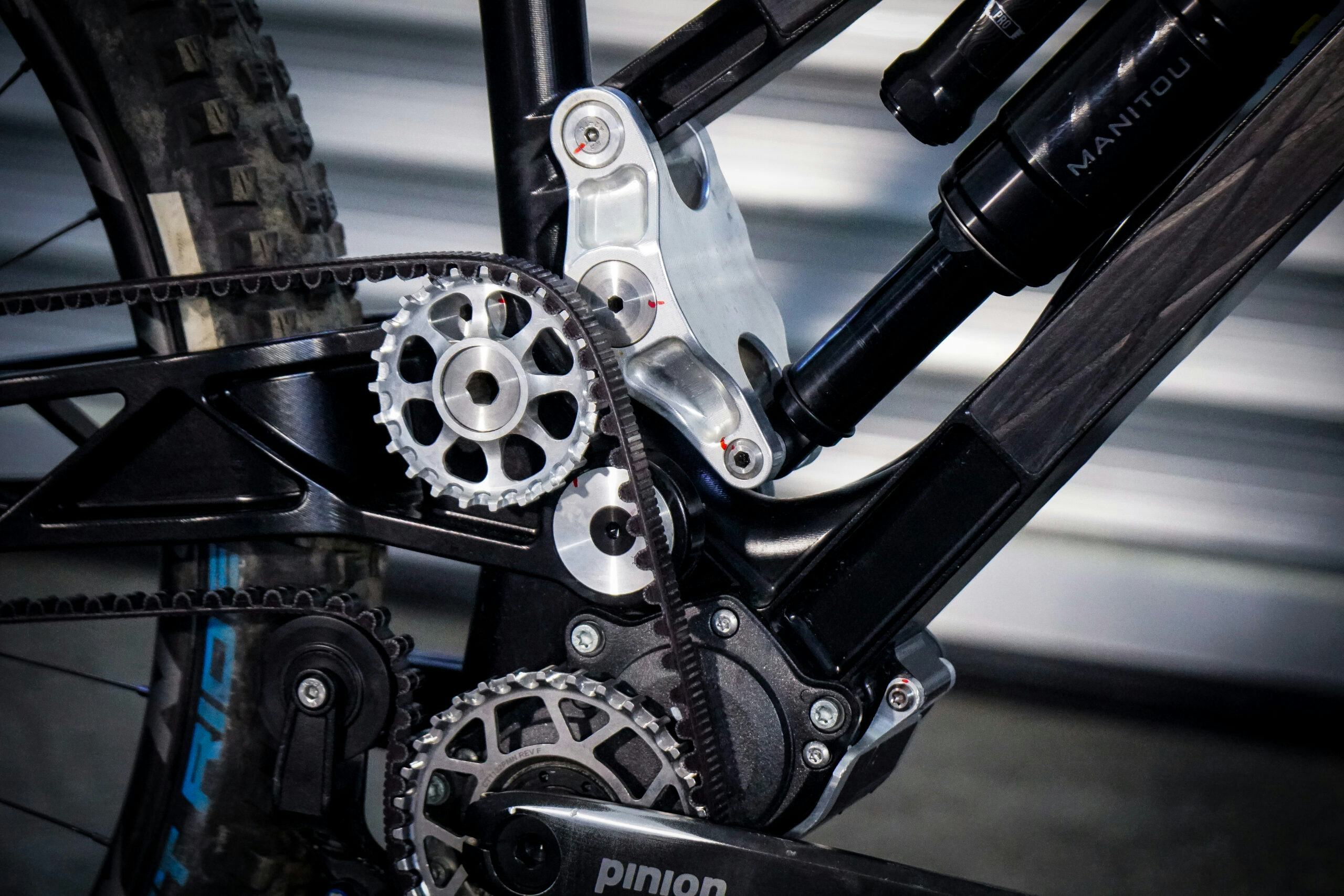 The belt replaces the traditional chain and derailleur with a carbon-fibre-reinforced, grease-free system that resists wear, reduces weight, and eliminates noise. 