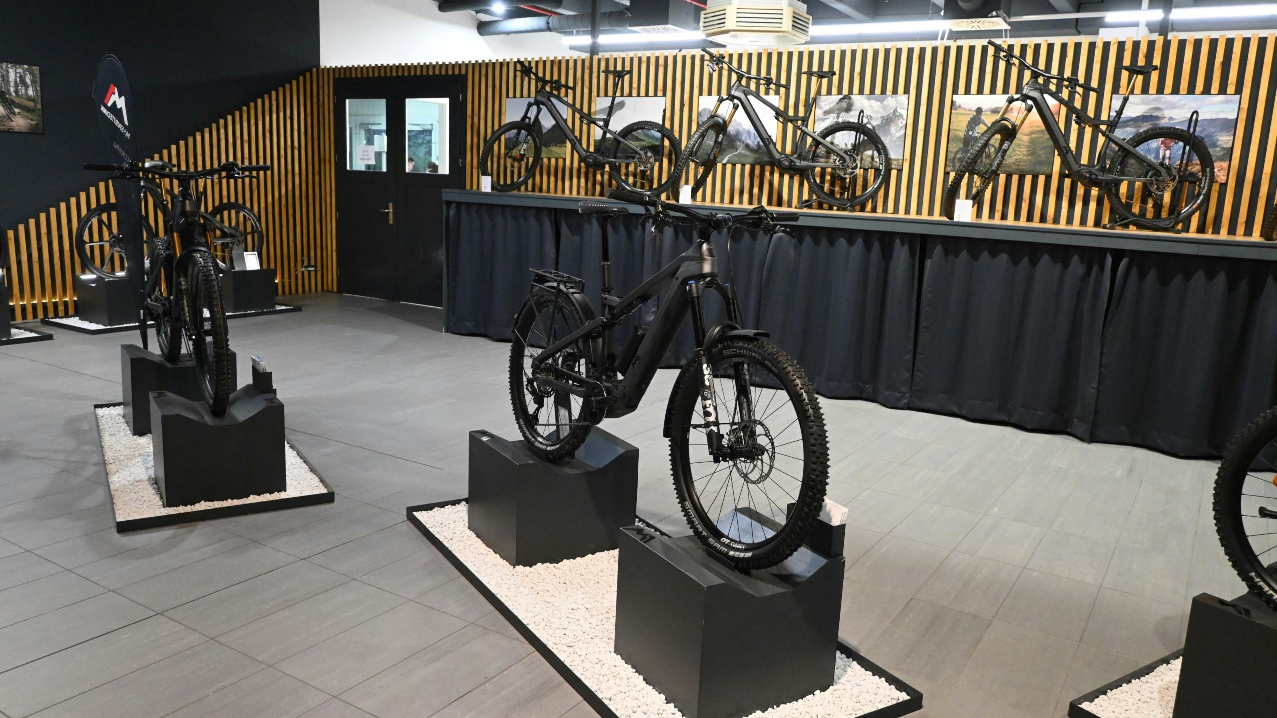 Also part of the M1 manufactory headquarters in Weyarn is the company’s showroom, featuring all of its e-MTB and -SUV models. – Photos Jo Beckendorff