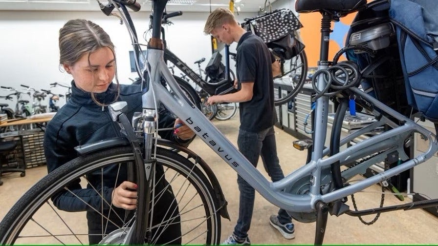 The revenue generated by the workshops now accounts for 10% of a bike shop's total income. - Photo Tweewieler