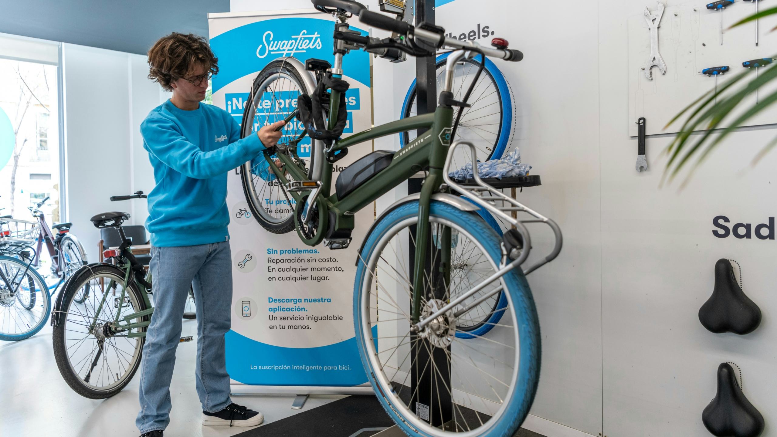 Signs point to bike-sharing becoming a structural middle step in Europe’s cycling landscape, rather than a threat to traditional sales. – Photo Swapfiets