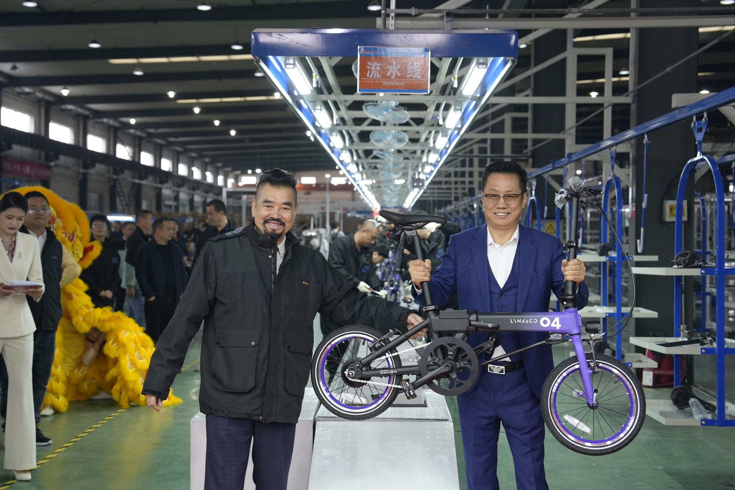 Dr. Hon and the CEO of Golden Wheel Group attended the ribbon-cutting ceremony for the grand opening of Dagold Technology on October 16th.