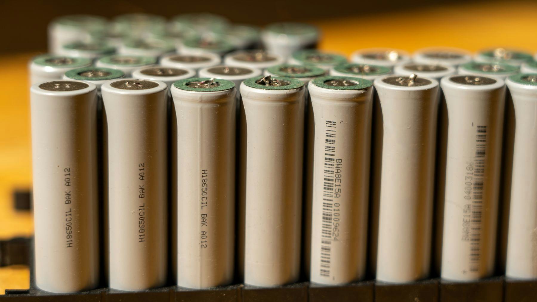 The full Digital Battery Passport, including comprehensive data on performance, durability, and raw material sourcing, becomes mandatory in February 2027. – Photo Shutterstock.