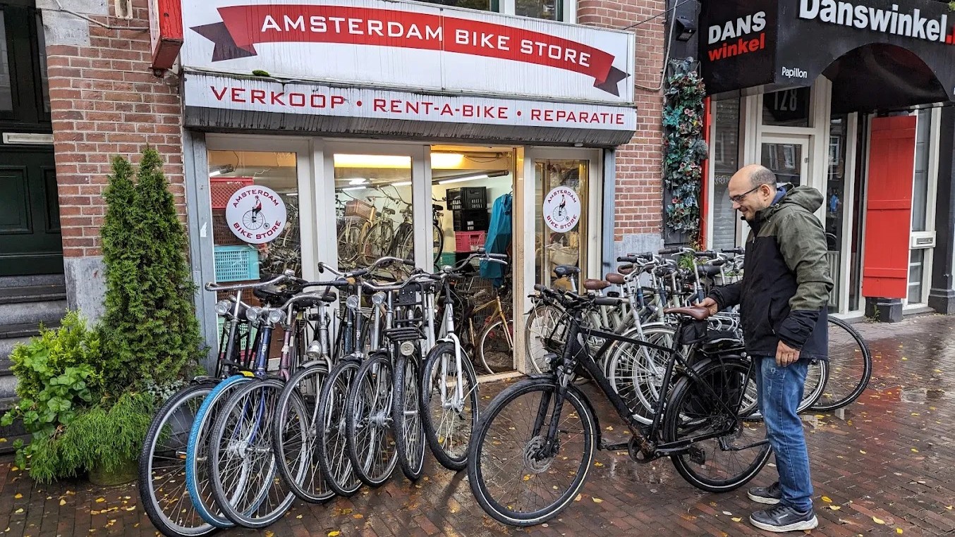 European e-bike purchasing habits are diverging: in some markets online sales are gaining ground, while in others the physical store remains dominant.  – Photo Amsterdam Bike STore
