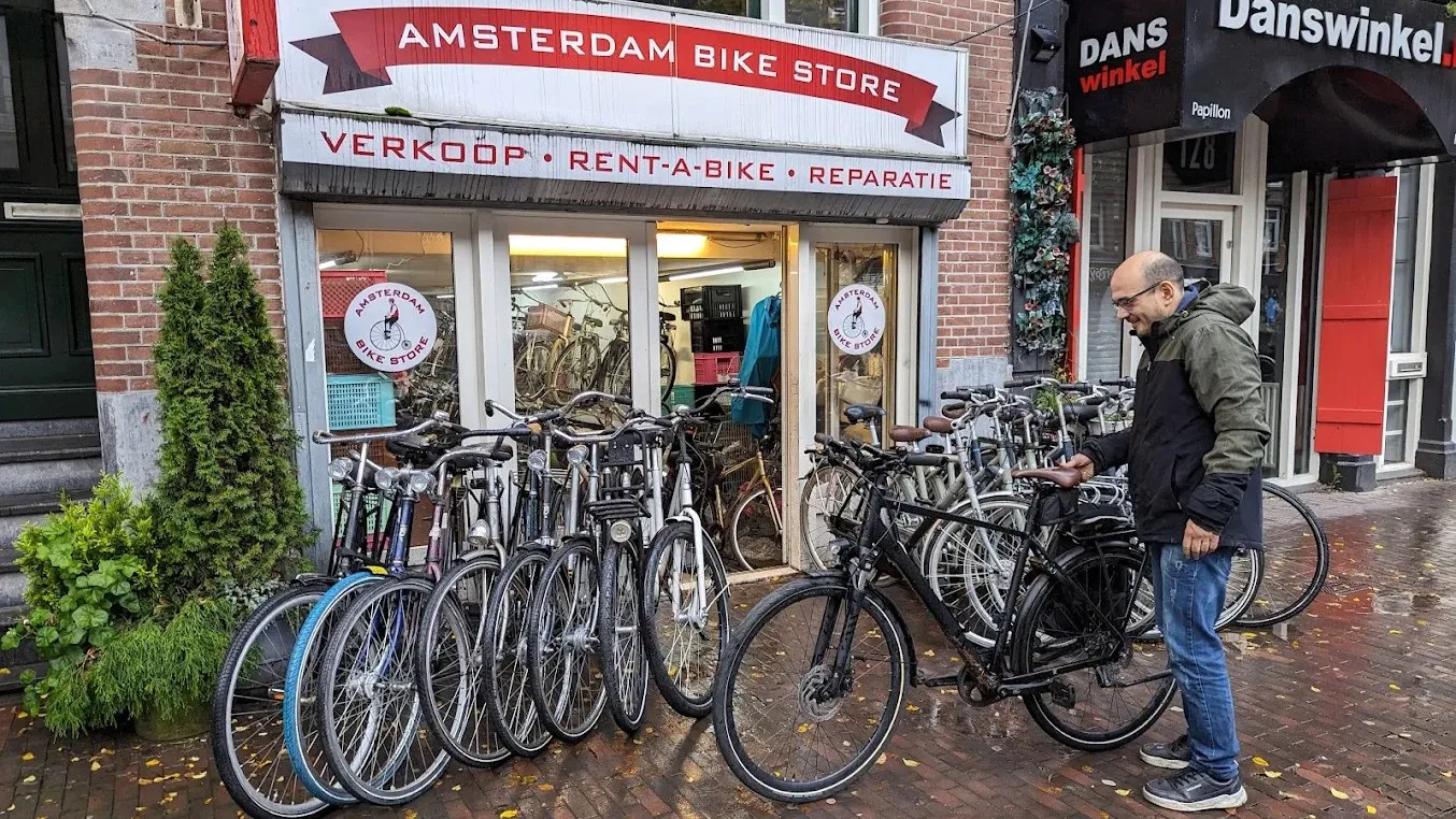 European e-bike purchasing habits are diverging: in some markets online sales are gaining ground, while in others the physical store remains dominant.  – Photo Amsterdam Bike STore
