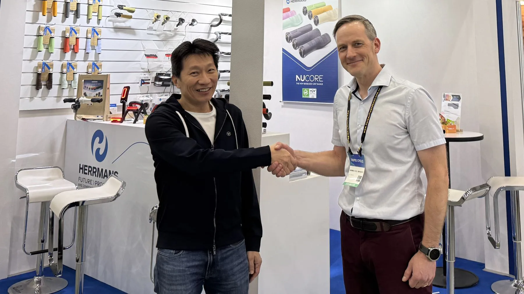 Sealing the deal at Taipei Cycle show Jerry Liu, CEO of Roxim (left) and Dan Liljeqvist, CEO Herrmans Bike Components (right). – Photo Herrmans Bike components