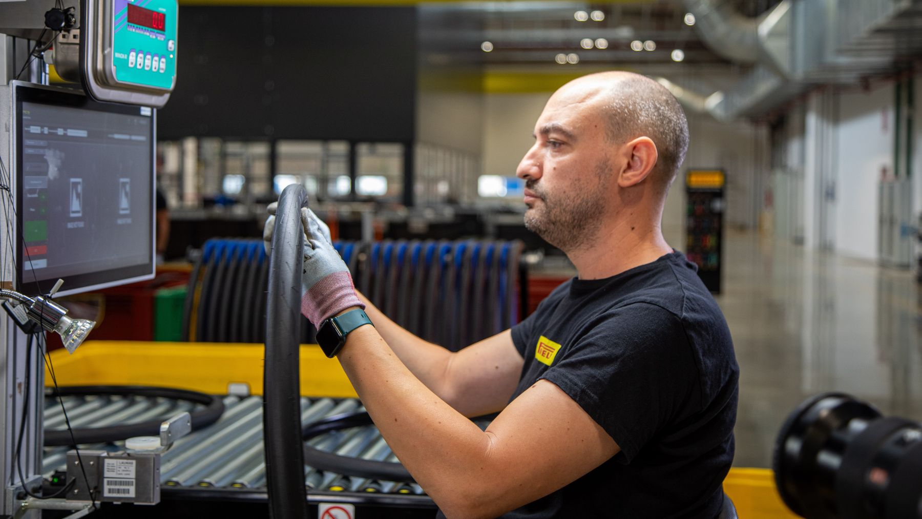Pirelli is the only company manufacturing bicycle tyres on an industrial scale in Italy. The P Zero, Cinturato, and Scorpion products manufactured in Bollate are all FSC-certified and positioned in the premium segment. – Photo Pirelli