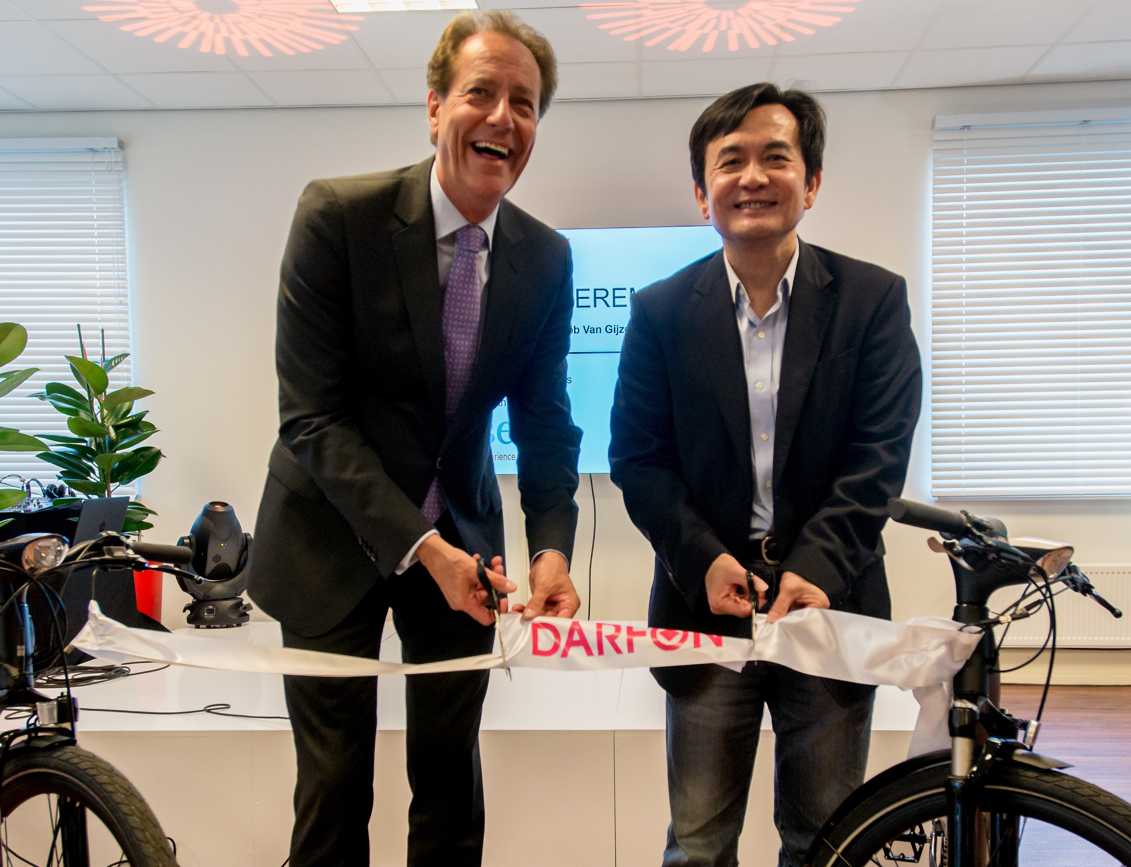 Darfon President Andy Su (r.) at the ribbon cutting ceremony with Eindhoven’s mayor, Rob van Gijzel. – Photo Darfon