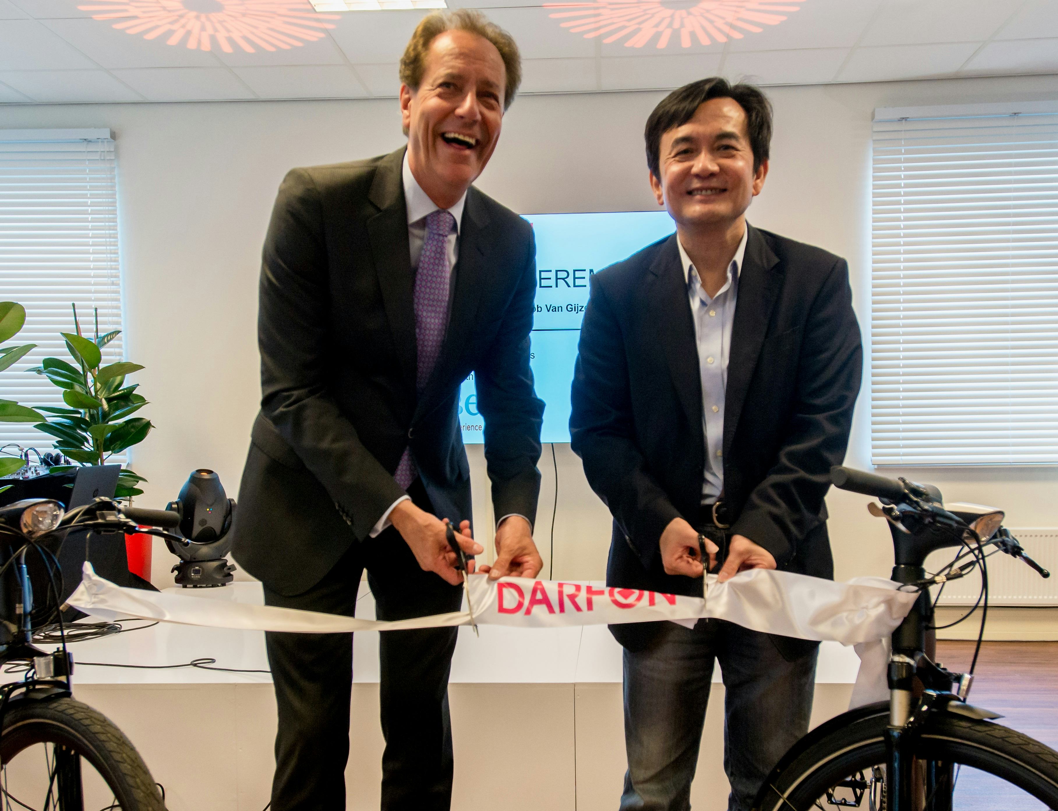 Darfon President Andy Su (r.) at the ribbon cutting ceremony with Eindhoven’s mayor, Rob van Gijzel. – Photo Darfon