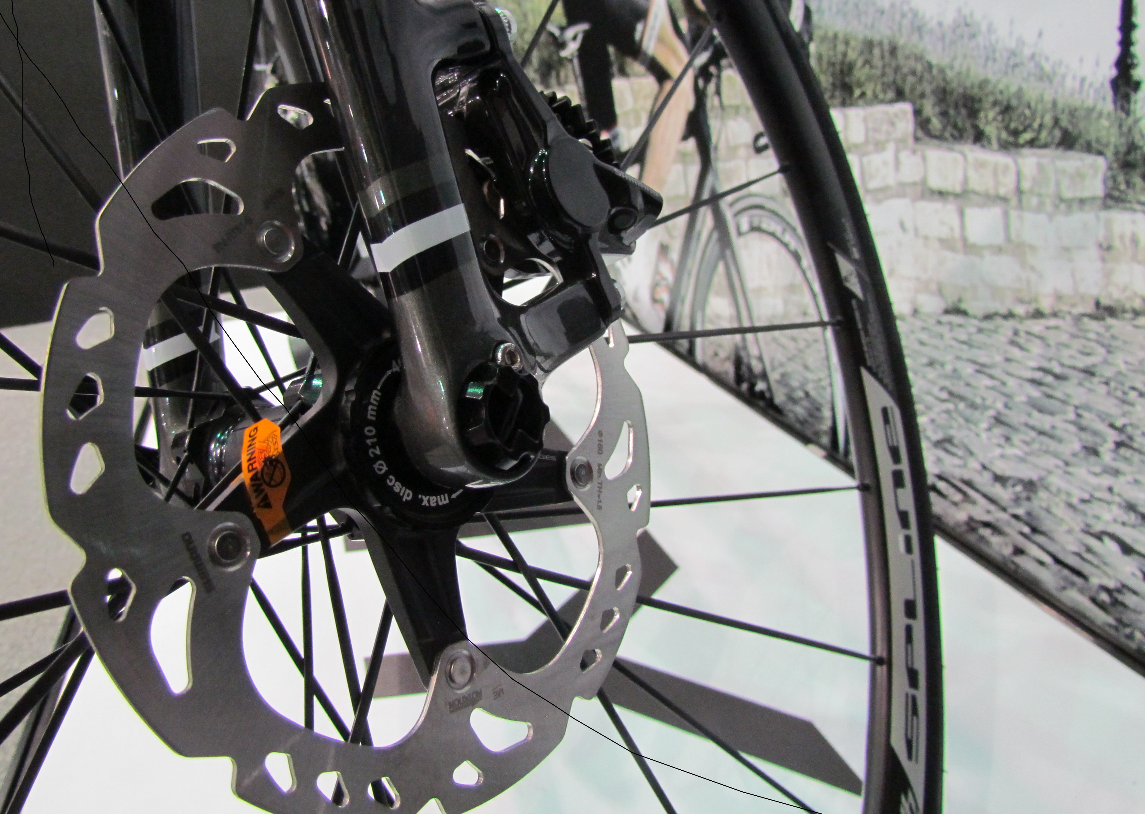 在自行車公路賽中使用碟煞系統又更進一步接近採用了，因為今年八月一系列的測試將會開始。– Photo Bike Europe