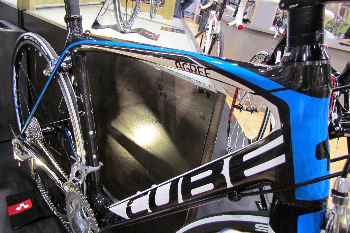 Cube’s 1,449 euro peer price for entry-level carbon road racers brings it down to alloy levels.