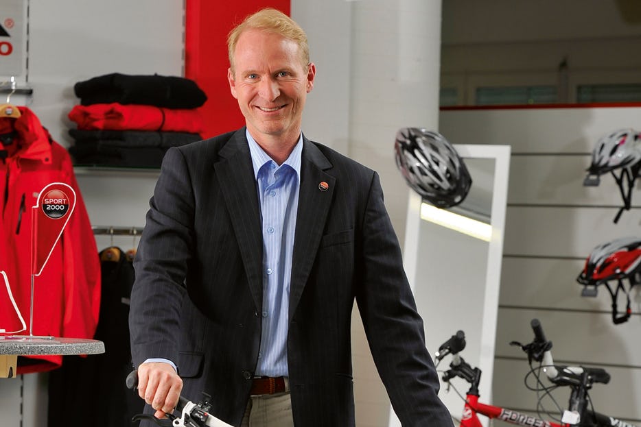Sport 2000 Austria chairman Dr. Holger Schwarting with a High-Colorado-branded MTB.
